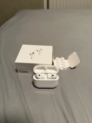 Airpods pro 3 - Helt nya oanvända par airpods pro 3! Säljer p.g.a att dem inte går att lämna tillbaka och gillar tyvärr inte hur dessa airpods passar i mina öron. Inte riktigt min grej, inte mer än så. Annars marknadens bästa in-ear hörlurar sett till kvalitet och världens bästa anc. Självklart helt äkta som ni kan se på kvittot! Säljer lite billigare än nypris i hopp om att någon ska vilja köpa. Bara att skriva vid intresse!