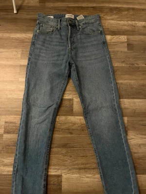 Jack and Jones jeans - Säljer dessa snygga Jack and Jones jeans i storlek 28/32. Riktigt sparsamt använda. Skick 9/10.