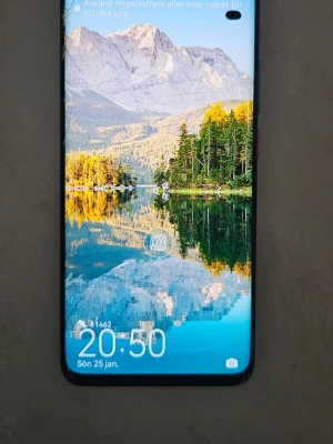 Huawei mate 20 pro Mobil - Snygg mörk blå Huawei smartphone med stor skärm och tunna kanter. Telefonen har fingeravtrycksläsare i skärmen och en modern, stilren design. Baksidan är matt och har rundade hörn för skön känsla i handen. Perfekt för dig som gillar Android och vill ha en snabb mobil.  PRISET GÅR ATT DISKUTERAS!!!