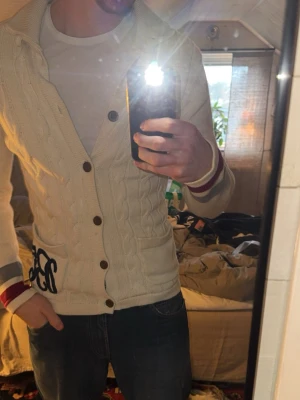 Beige Cardigan Bondelid - Beige cardigan från Bondelid som är sjukt stilig. Materialet är super mjukt och skönt att ha på sig inget som sticks osv. Vid intresse är de bara att höra av sig svarar så fort jag kan!🙌🤩