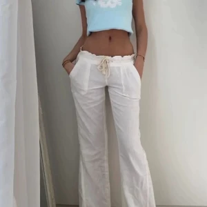 Vita roxy linnebyxor - Säljer ett par lågmidjade vita Roxy linnebyxor i storlek S💓 de är i bra skick och jag säljer pågrund av att jag inte använder de. De går ända ner till hälarna på mig och jag är 165 cm lång. De har vita snören 💕 Nypris är 649 kronor, säljer för 250💕pyttelite slitna längst ner. skriv om ni har några frågor!