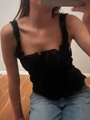 Svart linnetopp  - superstretchig svart topp. från XS-L