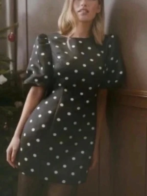 Klänning - Storlek 36 från Gina tricot! 