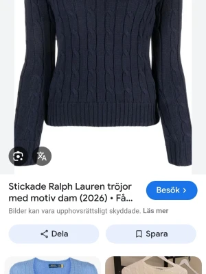 Mörkblå kabelstickad tröja Ralph Lauren - Kabelstickad tröja från Ralph Lauren i mörkblå färg. Tröjan har rund halsringning, långa ärmar och ribbstickade muddar vid ärmslut och nederkant. Klassisk och tidlös design som passar till mycket. Materialet ser ut att vara mjukt och bekvämt.