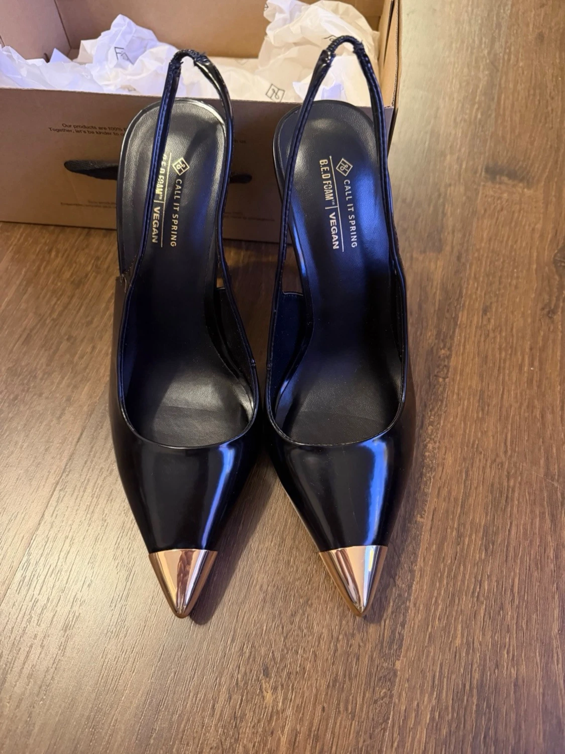 Svarta pumps med gulddetalj från Call It Spring - 2