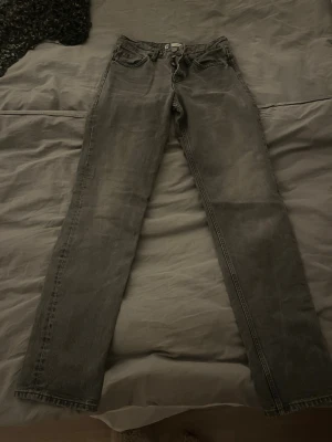 Gråa lågmidjade raka jeans  - Super snygga och trendiga byxor från Zara! Ej några slitningar vad jag har sett!! Passar perfekt till vinter och även till våren! 