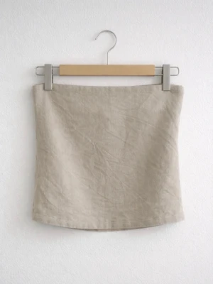 Beige somrig tubtopp från Stradivarius - strIk S - En beige enkel tubtopp från Stradivarius i storlek S. Den är köpt secondhand men har aldrig använts och är i mycket fint skick. Tyvärr har den blivit för liten för mig och kommer därför inte till användning. En topp som passar perfekt både till vardag och fest. FÖRST TILL KVARN!