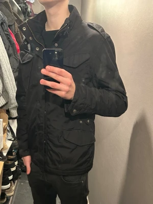 Svart jacka från Woolrich - Snygg svart jacka från Woolrich som jag fick hem för nån dag sen men som inte riktigt passade just mig så nu säljer jag den vidare men en riktigt fin jacka skulle jag säga.