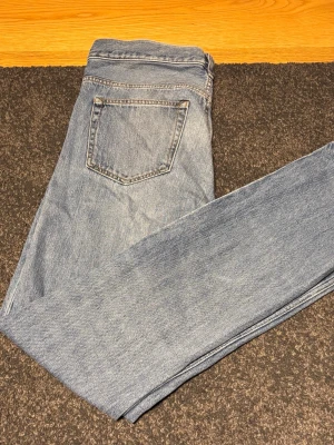 Ljusblå jeans regular fit från Acne Studios - Snygga ljusblå jeans från Acne Studios med klassisk femficksdesign och raka ben. Storlek W33 L33 .Jeansen har en tidlös look och är tillverkade i denim av bomull. Perfekta för dig som gillar stilrena och trendiga jeans.