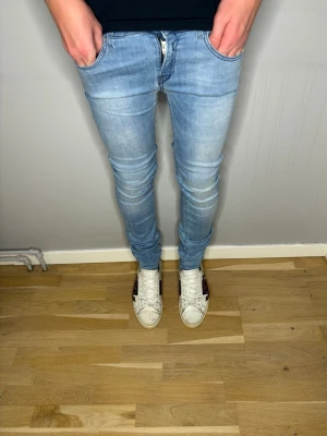 Replay Jeans - Replay Jeans| Storlek: 28/32| Modellen är 177 cm| Skick: 9/10| Pris: 249kr| Priset går alltid att diskutera😊