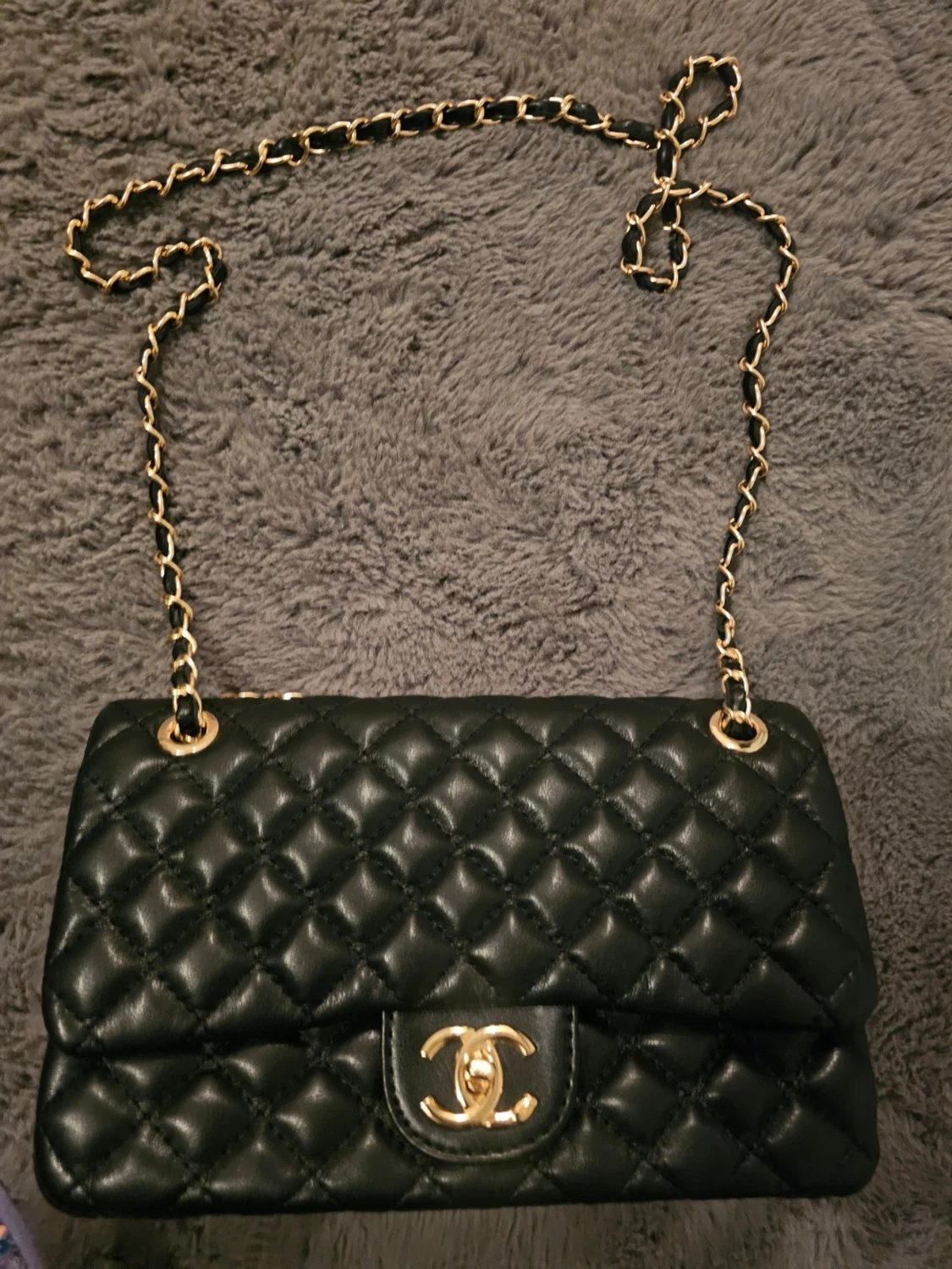 Svart quiltad axelväska