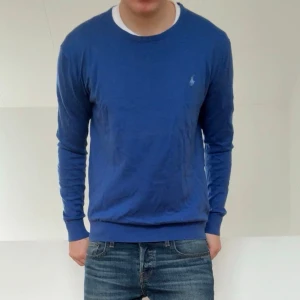 Kashmir Ralph Lauren Tröja - Säljer en sjukt fet tröja från Ralph Lauren i färgen blå. Den är gjord i en kashmir blandning. Tröjan är i bra skick då den har varit väl omhändertagen och är i L men sitter mer som M. Hör gärna av er vid frågor elr funderingar!!