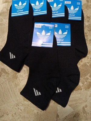 Svarta Adidas strumpor  - Mycket fina strumpor som är jättesköna. Nya med etikett. Prislista följer nedan. Meddela mig vid hur många par ni vill ha.        1 par: 34 kr. 2 par:64 kr. 3 par: 96 kr 4 par: 124 kr  5 par: 150 kr  6 par: 176 kr. 