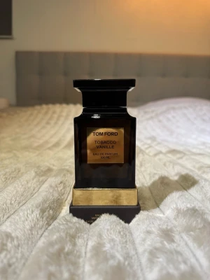 Tom Ford Tobacco Vanille Eau de Parfum 100ml - Tom Ford Tobacco Vanille Eau de Parfum 100ml – Lyxig oriental med tobak, vanilj, kakao och tonka för varm, krämig lyx. Ny, full! Hållbar och beroendeframkallande.