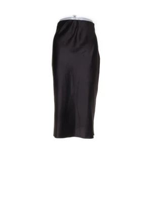 Svart satinkjol - Stilren svart långkjol i glansigt satinmaterial. Kjolen har en rak och enkel siluett som ger en elegant look. Perfekt att styla med både sneakers och klackar för en trendig vibe. M i storlek men jag skulle säga att det känns mer som en S