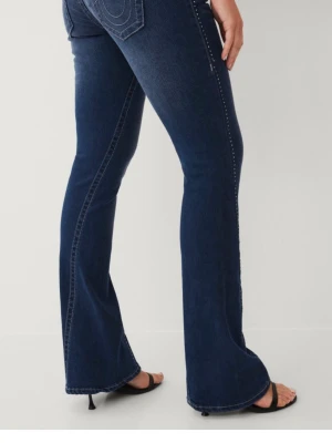 True religion jeans med diamanter - Mega snygga jeans i modellen joey från true religion. Storlek 26 som är typ S. Dem är lite nertrampade där nere men inget man tänker på så mycket. Bra längd för mig som är typ 165 cm. De har diamanter längs sidorna o jag tror inte det har ramlat av några