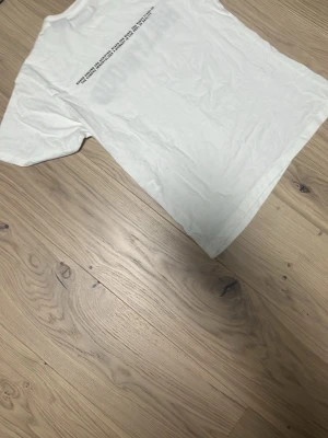 Vit tröja från Zara (Hollywood) - Snygg vit skatetröja med liten text där back och stor text med HOLLYWOOD där fram. Passar 158/164.