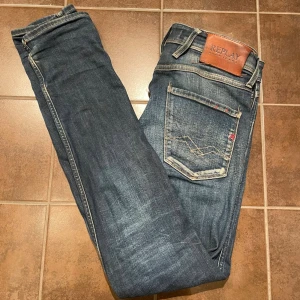 Replay jeans - Säljer nu dessa replay jeans | modell anbass | storlek 28:30 | skick 7/10 | kom privat för frågor priset är ej hugget i sten.