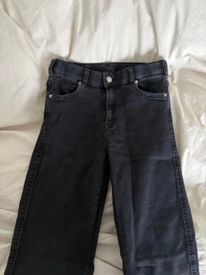 Straight Jeans från Dr Denim, svarta jeans med raka ben midwaisted jeans  - Endast använd 1-2 gånger, jättefint skick! Jeansen är midwaisted och har rak passform och är normal i storleken. storleken är ”M/32”, modellen heter Lexy Straight 