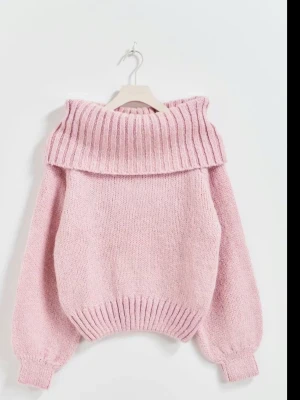 Rosa stickad off shoulder tröja  - Köptes för 2 år sen, säljer då den aldrig kommer till användning. Superfin, sticks inte vilket många av Gina tröjor gör. Köptes för 400. Storlek xs.                                      Postar med instabox efter 1-2 dagar                           Annars 3-4 dagar 