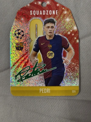 Match Attax Squadzone Pedri kort - Exklusivt samlarkort från Match Attax Squadzone med Pedri från FC Barcelona. Kortet har glittrig bakgrund, nummer 8 och klubbens logga. Perfekt för dig som samlar på fotbollskort eller gillar Champions League och La Liga. Köparen står för frakten.