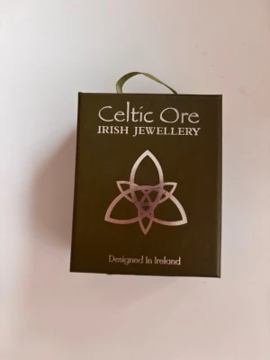  örhängen - Snygga örhängen från Celtic Ore i form av små fyrklöver, tillverkade i guldpläterat material. Designade på Irland och levereras i originalask. Perfekta för dig som gillar unika accessoarer med keltisk touch.