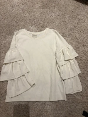Vit topp med volangärmar  - Bra skick