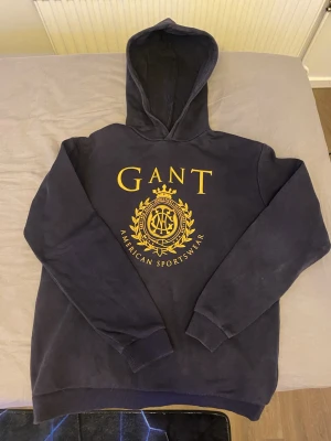 Gant mörkblå hoodie - Bara att skriva vid frågor och priset går såklart att diskutera!