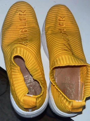 Gula slip-on sneakers från Wobler - Snygga gula slip-on sneakers från Wobler, siper fint skick knappt använda