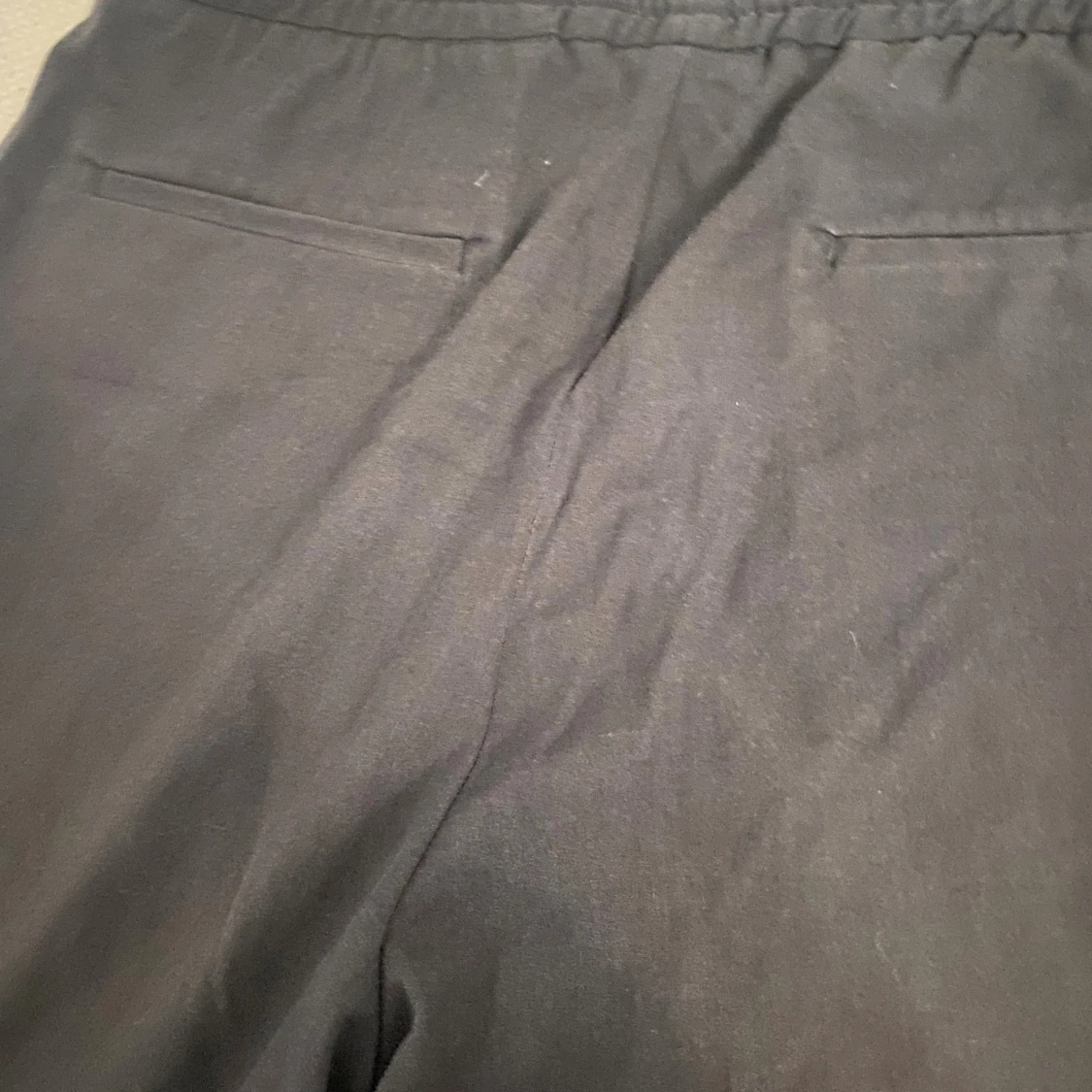 Svarta byxor från Lindbergh.  - 2