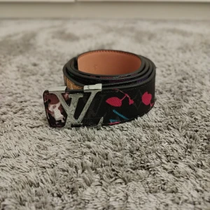 Svart bälte med färger på - Riktigt bra kval och priset kan diskuteras 