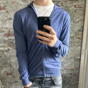 Suitsupply Kashmir Fullzip - Mycket fint skick men har några slå fläckar, knappt märkbara men be om bild. Storlek L passar dig som är 183-190cm. Nypris ca 3000kr. Skriv för mer information🤝