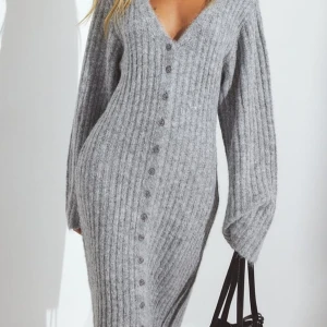 Maxiklänning/cardigan  - Säljer min helt nya klänning som också kan användas som en cardigan. Har den i beige och inte denna gråa färgen. Den är lite stor för mig och kan inte lämna tillbaka den. För fler bilder är det bara att kontakta mig🤍
