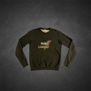 Saint Laurent sweatshirt - Säljer denna äkta exklusiva Saint Lauren tröjan i mycket fint skick! | nypris ligger på cirka 6000-7000 kr, mitt pris: 1300kr | Storlek S | skriv vid frågor och funderingar!✍️| skickar inom 24h📦 