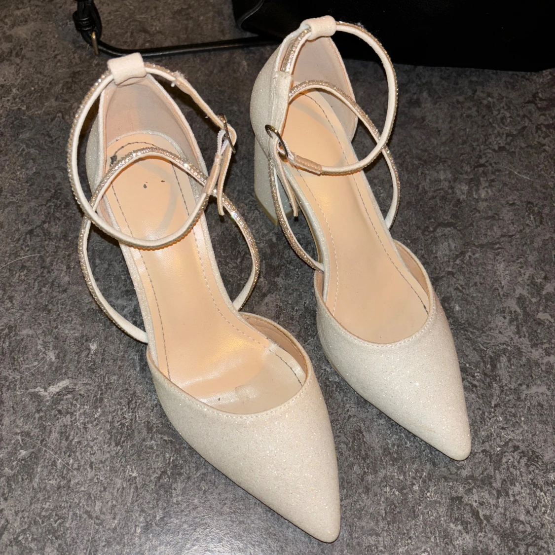 Glittriga vita pumps med blockklack