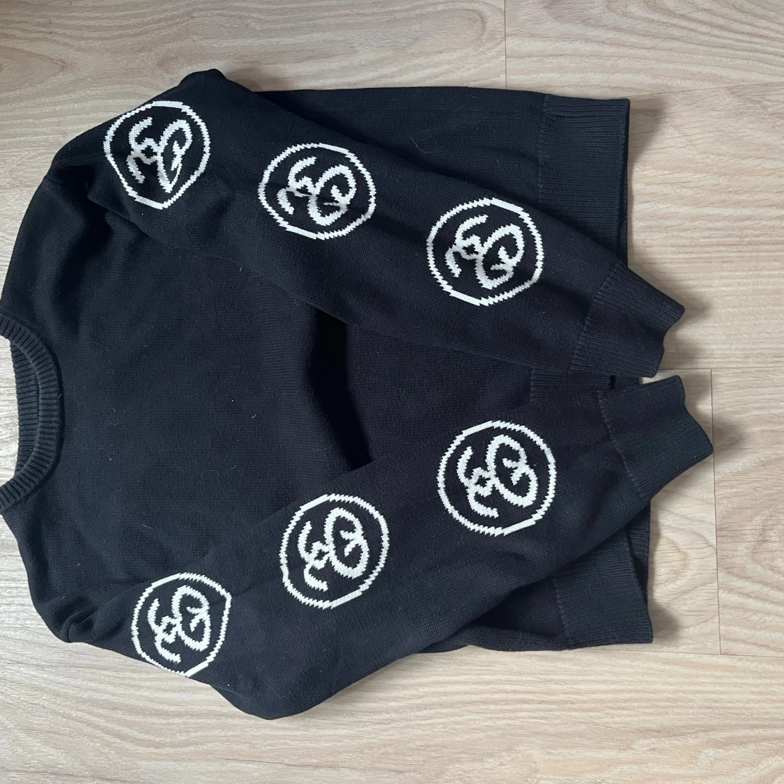 Svart stickad Stüssy tröja med logga