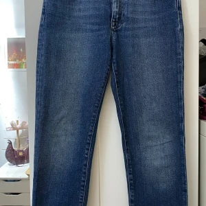 Blå jeans från Acne Studios - Jeans utan någon fläck eller skada som ni ser på bilden! Det är konstigt men det står inte storleken på den, så jag gissar på att den är S-M (eller nummer). Ta en titt på måttet istället!  Längden/höjden är 87cm och bredden (midjan) är 68cm.  Annars meddela mig gärna så svara jag direkt! 💕