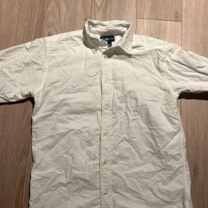 Ralph Lauren skjorta - Vit Ralph Lauren skjorta. Väldigt bra skick. Ungefär storlek S