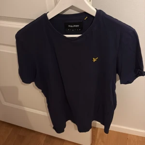 Mörkblå Lyle Scott t shirt  - Stilig och snygg Lyle Scott T-shirt i storlek M. Bra skick och inte urtvättad. Nypris ca 600 minst mitt pris 199kr