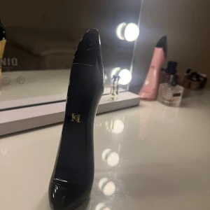 Stilren parfym i klackform - Snygg parfym från Carolina Herrera i en unik klackformad flaska. Perfekt för dig som vill sticka ut och addera en cool detalj till din samling. Märket syns tydligt på flaskan. Nästan oanvänd. 