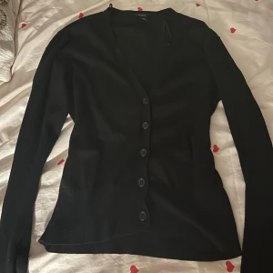 Svart finstickad kofta Lindex - Svart finstickad kofta från Lindex. I jätte bra skick då den inte kom till så mycket användning. Sitter så otroligt fint. Köpt för 350kr