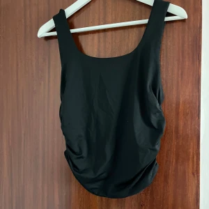 Svart linnetopp från SHEIN - En svart, enkel linnetopp från SHEIN i storlek L. Toppen har breda axelband och en rundad halsringning. Tillverkad i mjuk polyesterblandning med stretch för en bekväm passform. Perfekt att matcha med jeans eller kjol.