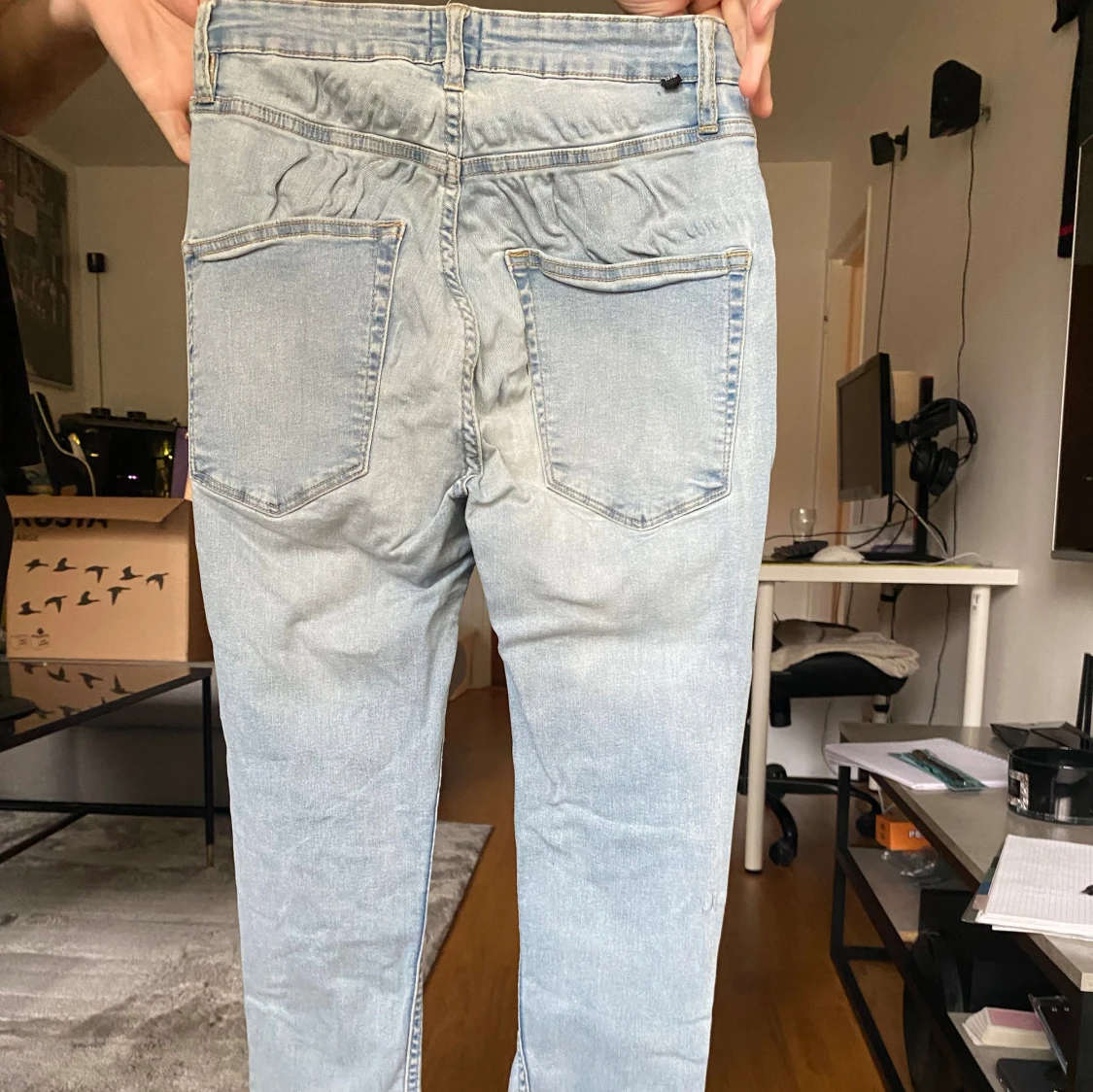Ljusblå slitna jeans med hål - 1