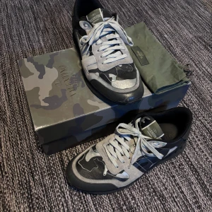 Valentino Rockrunners - Säljer ett par Valentino Garavani Rockrunners i riktigt bra skick. Riktigt sköna både stilmässigt och runt fötterna inför hösten. Både låda och dustbag följer med vid köp. Bara att skriva vid frågor🙌🏻