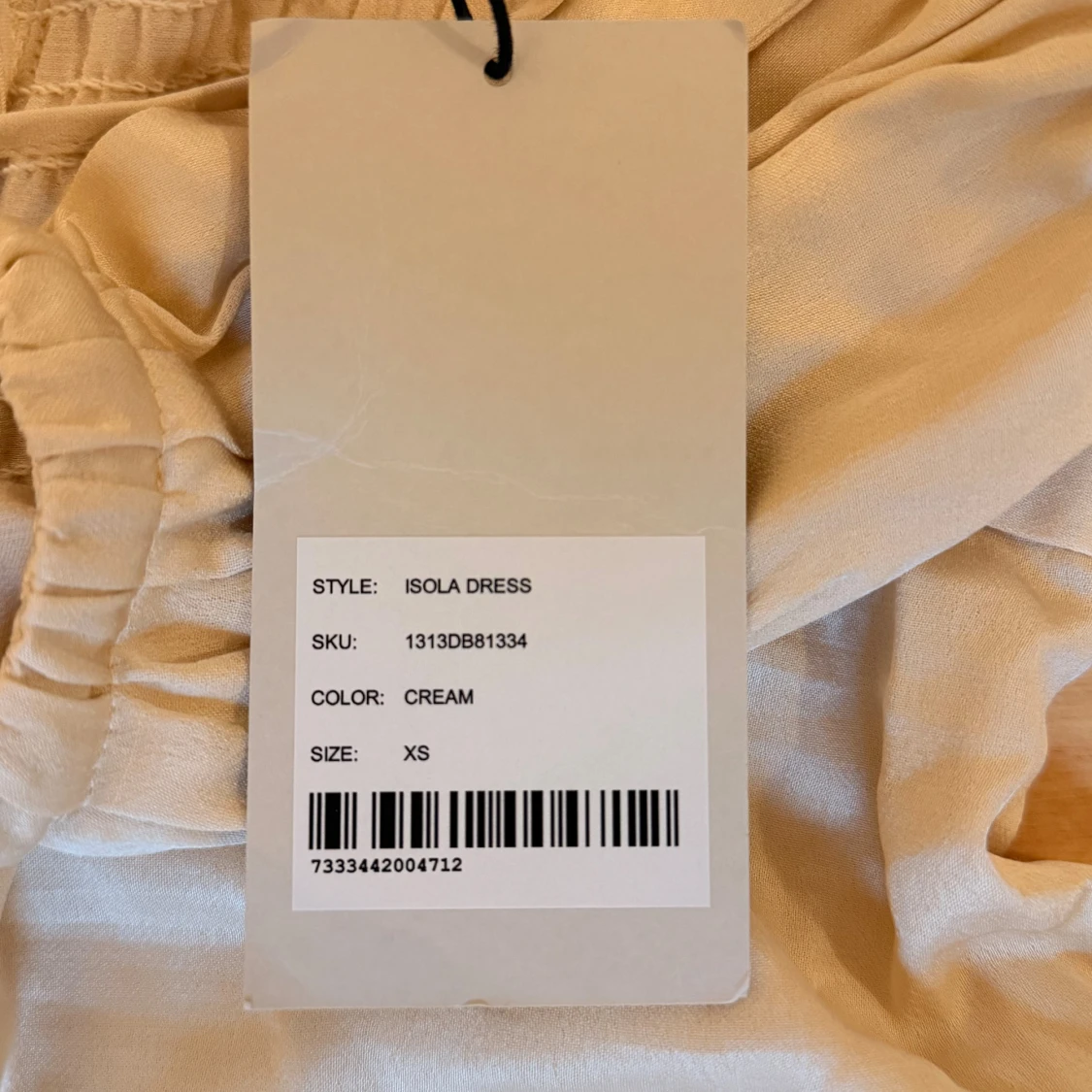 Krämfärgad långklänning från Àvora - 2