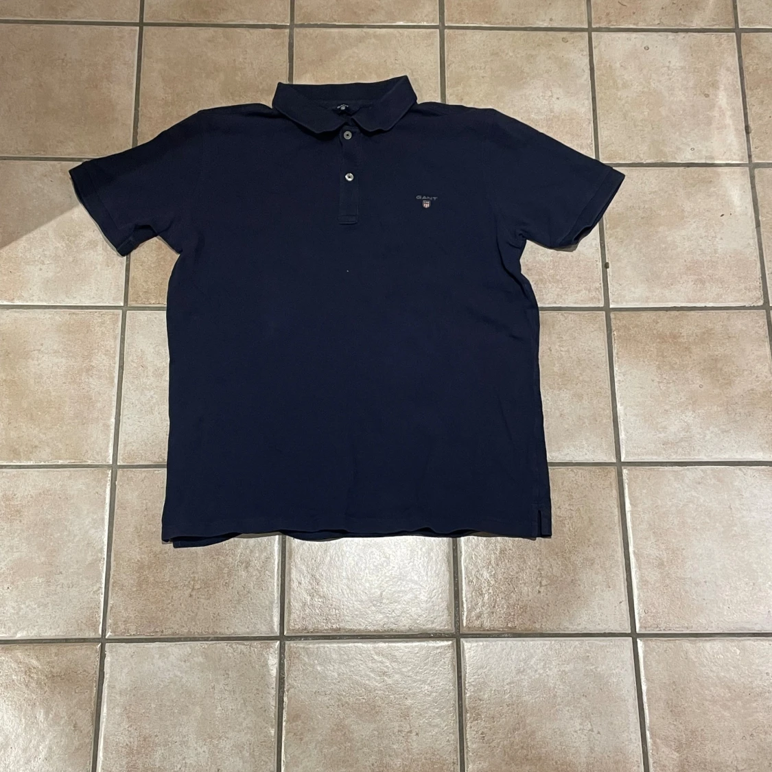 Mörkblå pikétröja från GANT