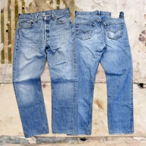 Levis 501 - Tjena! Säljer dessa vintage levis 501 jeans(straight), jeansen är i fint skick och passar bra i längden på mig som är 186, storlek W34/L32, hör av dig vid funderingar!🙌