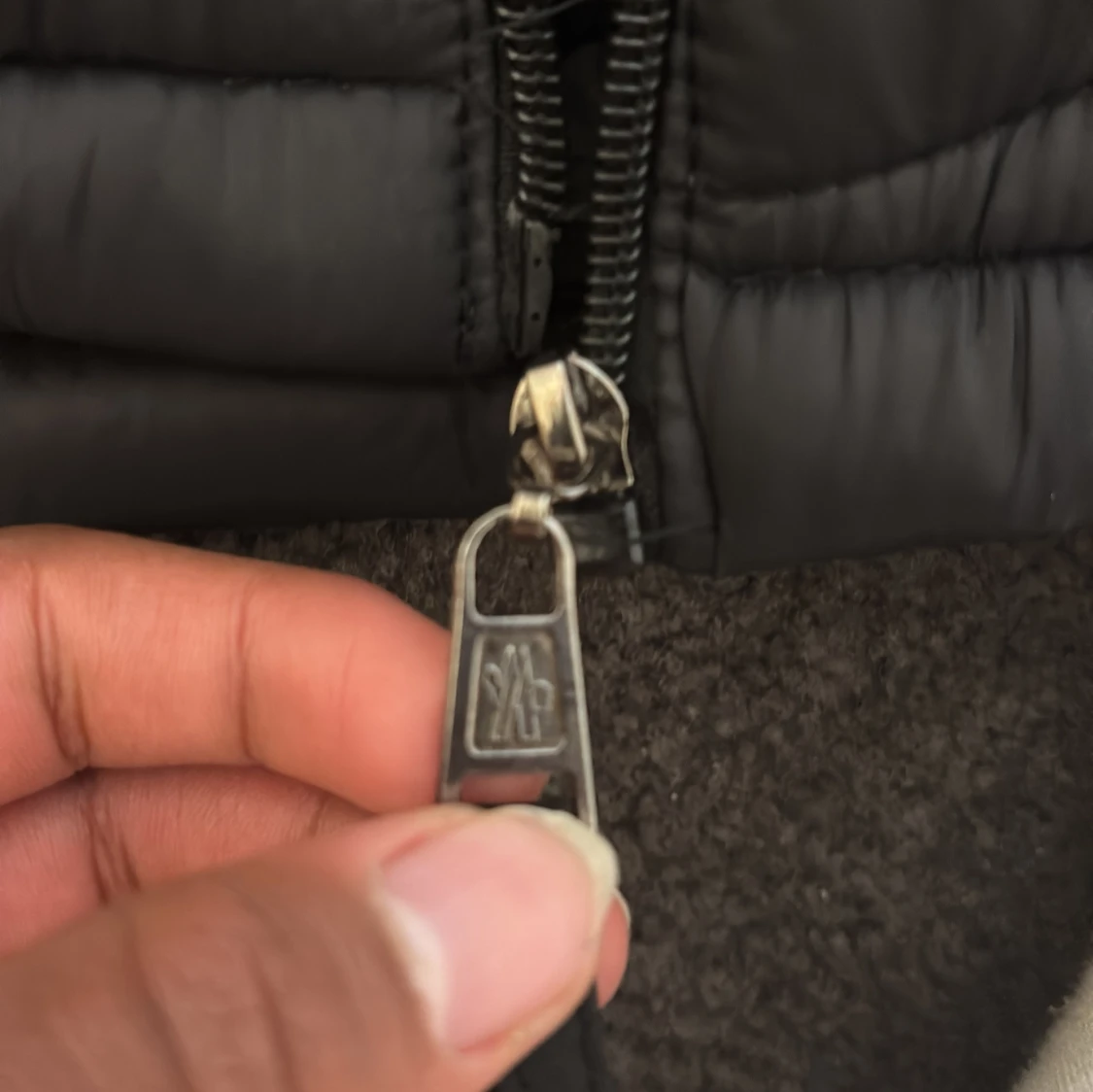 Svart dunväst från Moncler med huva - 4