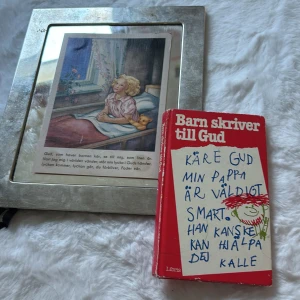 Barn skriver till Gud - En charmig bok där barns egna brev till Gud samlats. Omslaget visar ett handskrivet brev med humor och värme. Perfekt för dig som vill ha något lättsamt, tänkvärt och roligt att läsa eller ge bort.