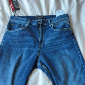 Blå boyfriend jeans från Replay -  Helt nya Snygga blå boyfriend jeans från Replay med klassisk femficksdesign och raka ben. Jeansen har en mörk tvätt med lätt slitning och jag ny priss är 1299 och jag säljer dem för att de var lite för stora. Byxorna rekommenderas till de som är 176 ungefär 